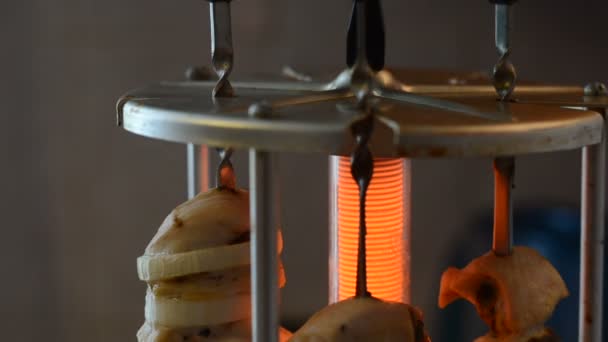 Cooking of shish kebabs on electric brazier — Stock Video