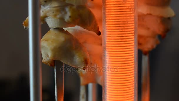 Tillagning av shish Kebab på elektriska brazier — Stockvideo