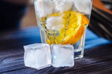 limon ve buz ile alkollü içki