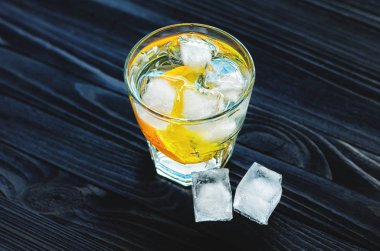 Koyu ahşap masa üzerinde narenciye meyve kokteyli