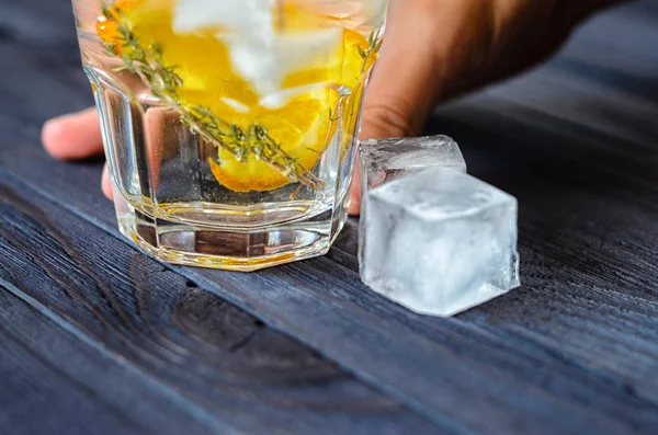 Napój alkoholowy z cytryną i lodem — Zdjęcie stockowe