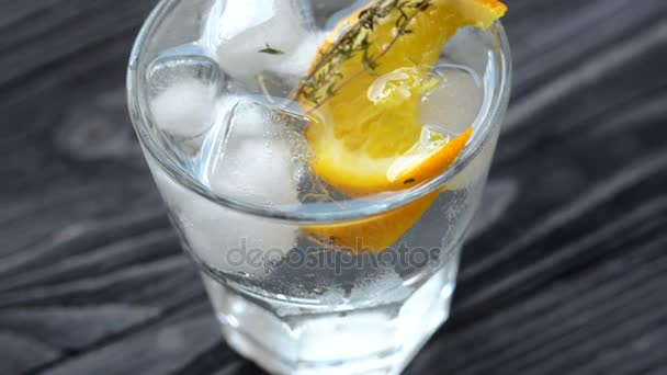 Cocktail met citrusvruchten op donkere houten tafel — Stockvideo