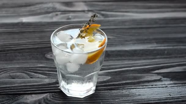 Cocktail mit Zitrusfrüchten auf dunklem Holztisch — Stockvideo