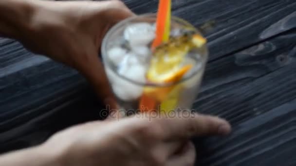 Barkeeper Hände legen einen Cocktail auf einen Holztisch — Stockvideo