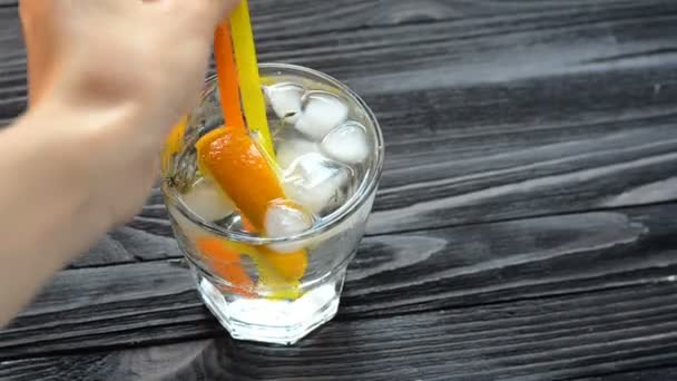 Cocktail avec glace sur table en bois sombre — Video