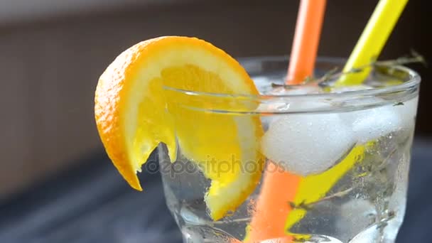 Cóctel con rebanada de naranja y hielo — Vídeo de stock