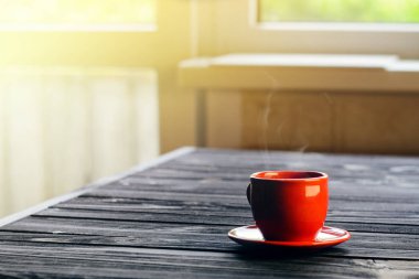 ahşap masa üzerinde klasik duble espresso