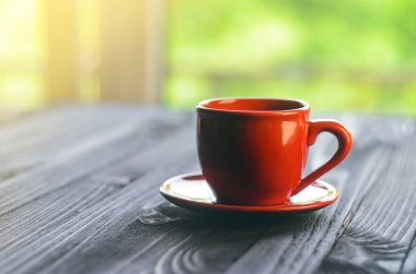 ahşap masa üzerinde klasik duble espresso