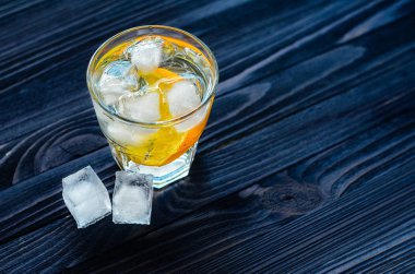 Koyu ahşap masa üzerinde narenciye meyve kokteyli