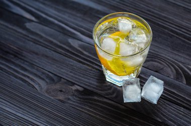 Koyu ahşap masa üzerinde narenciye meyve kokteyli