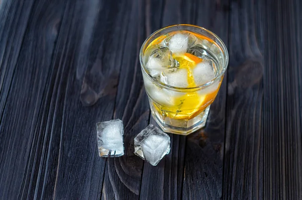 Limonata buz küpleri ve portakal dilim