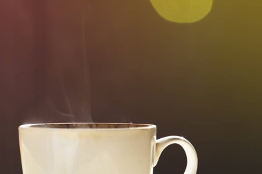 bir fincan sıcak kahve koyu arka plan üzerinde buhar ile. tonlu görüntü.