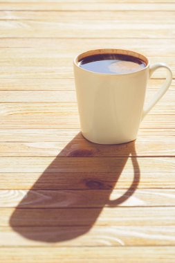 ahşap masa üzerinde beyaz seramik kupa sade kahve