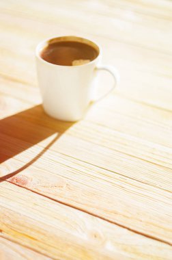 ahşap masa üzerinde beyaz seramik kupa sade kahve