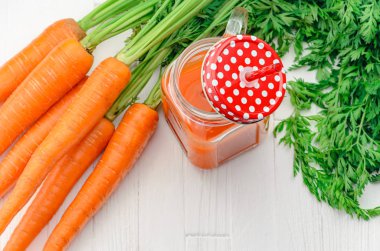 Havuç güler yüzlü bir kavanoza havuç ile ana sayfa görünümü