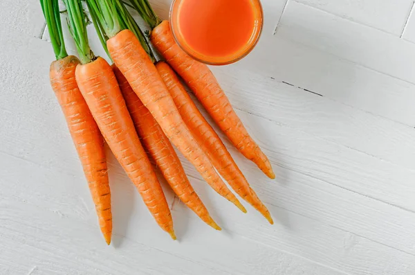 Frullato di carota in un barattolo con carote vista dall'alto — Foto Stock