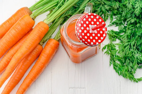 Havuç güler yüzlü bir kavanoza havuç ile ana sayfa görünümü