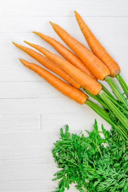 Beyaz arka planda bir sürü havuç.