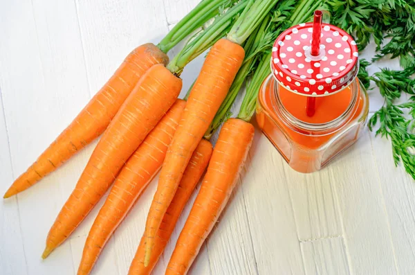 Havuç güler yüzlü bir kavanoza havuç ile ana sayfa görünümü