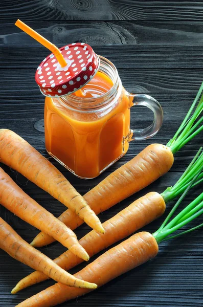 Havuç güler yüzlü bir kavanoza havuç ile ana sayfa görünümü