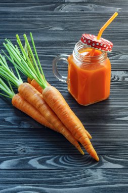 Havuç yüzlü havuç ile bir kavanoz içinde