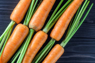 Ahşap zemin, üstten görünüm taze organik havuç