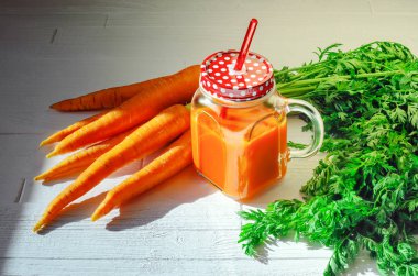 Havuç güler yüzlü bir kavanoza havuç ile ana sayfa görünümü