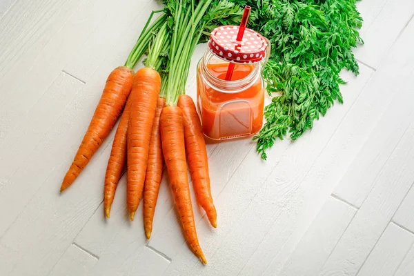 Havuç güler yüzlü bir kavanoza havuç ile ana sayfa görünümü