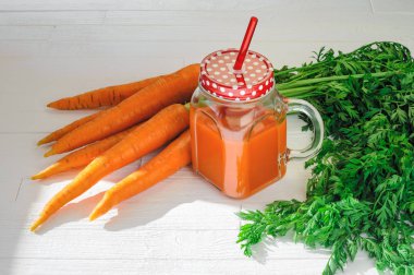 Havuç suyu ile havuç kavanozda ana sayfa görünümü