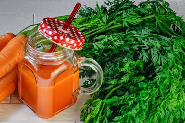 Havuç suyu ile havuç kavanozda ana sayfa görünümü