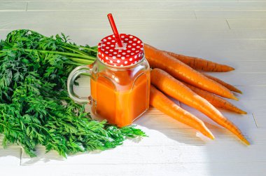 Havuç güler yüzlü bir kavanoza havuç ile ana sayfa görünümü