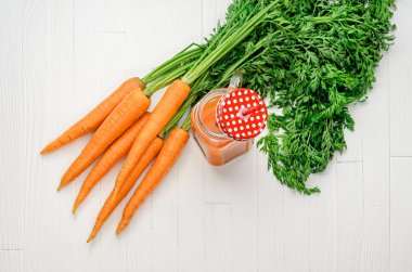 Havuç güler yüzlü bir kavanoza havuç ile ana sayfa görünümü