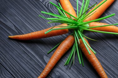 Havuç siyah ahşap arka plan üstünde göster