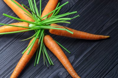 Havuç siyah ahşap arka plan üstünde göster