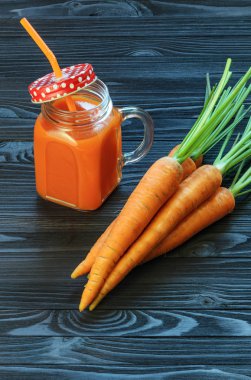 Havuç yüzlü havuç ile bir kavanoz içinde