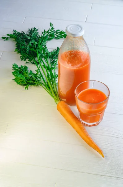 Havuç suyu ile doldurulmuş bir cam şişe