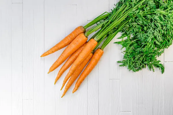 Beyaz arka planda bir sürü havuç.