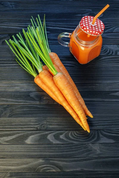 Havuç güler yüzlü bir kavanoza havuç ile ana sayfa görünümü