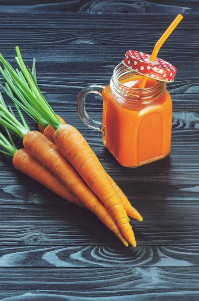 Havuç yüzlü havuç ile bir kavanoz içinde