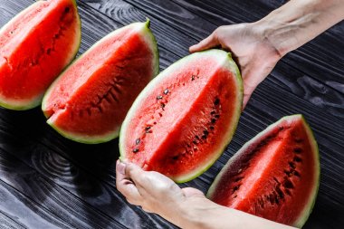 Adamın elleri bir dilim karpuz almak