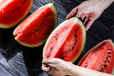 Adamın elleri bir dilim karpuz almak