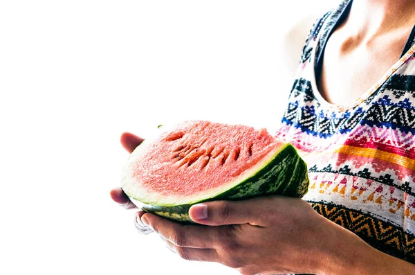 Fatia de melancia em mãos de mulher — Fotografia de Stock
