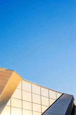 Modern bir bina cephe elemanı