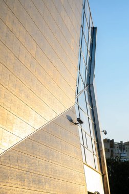 Modern bir bina cephe elemanı