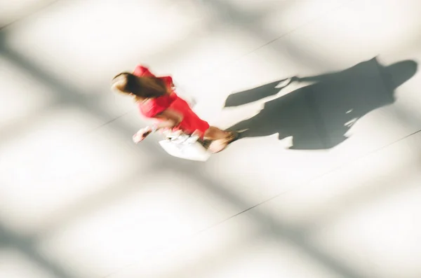 빨간 드레스에 걷는 여자의 실루엣 — 스톡 사진