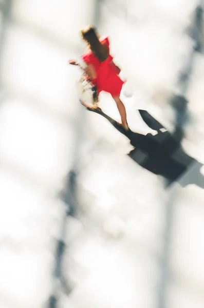 빨간 드레스에 걷는 여자의 실루엣 — 스톡 사진