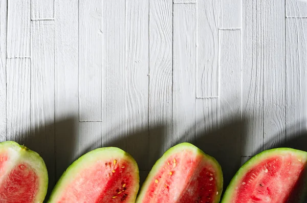 Fatias de melancia em uma mesa de madeira rústica leve — Fotografia de Stock