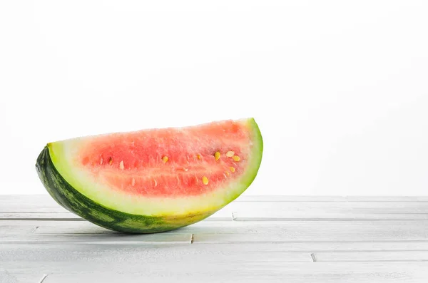Pedaço de melancia fresca na mesa branca — Fotografia de Stock