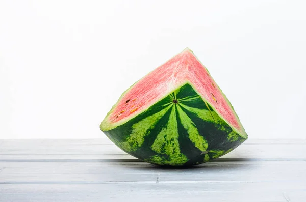 Stück frische Wassermelone auf weißem Tisch — Stockfoto