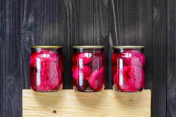 Kırmızı Marine pancar bir cam kavanozlar